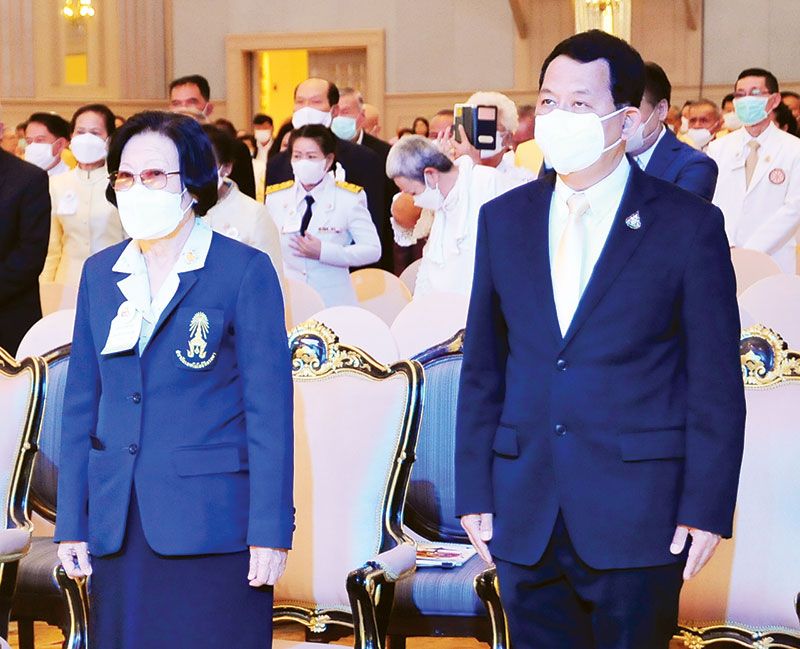 รศ.ดร.คุณหญิงสุมณฑา พรหมบุญ อธิการบดีสถาบันเทคโนโลยีจิตรลดา และ ศ.ดร.นพ.
สิริฤกษ์ ทรงศิวิไล ปลัดกระทรวงการอุดมศึกษา วิทยาศาสตร์ วิจัยและนวัตกรรม รับโล่รางวัล “โพธิ์ทองคนต้นแบบ”