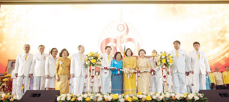 ดร.ศุลีมาศ สุทธิสัมพัทน์ นายกพุทธสมาคมแห่งประเทศไทยฯ พร้อมด้วยอุปนายก คณะกรรมการ ร่วมกันตัดริ้บบิ้นฉลอง 90 ปี พุทธสมาคมแห่งประเทศไทยฯ

