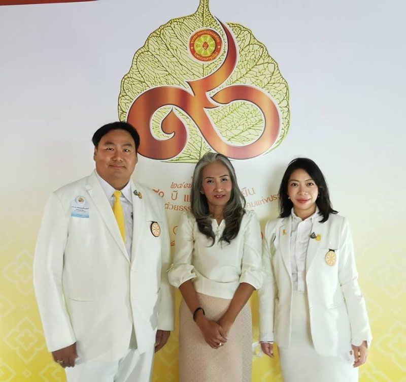 ผศ.ดร.ทรงยศินทร์ ชนปทาธิป อุปนายก, เนาวรัตน์ ปั่นไสว ผู้ออกแบบตราสัญลักษณ์ 90 ปี และ วีรนันท์ ศรัณยวัฒนสิน ประชาสัมพันธ์พุทธสมาคมฯ

