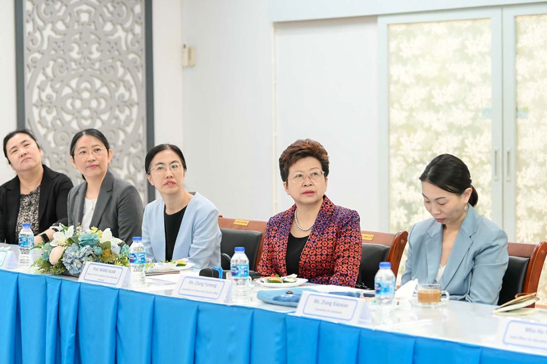 ศ.ดร.หวัง ฮวน พร้อมด้วยคณะสตรีชาวจีนที่ทำงานในสถานทูตจีนประจำประเทศไทย

