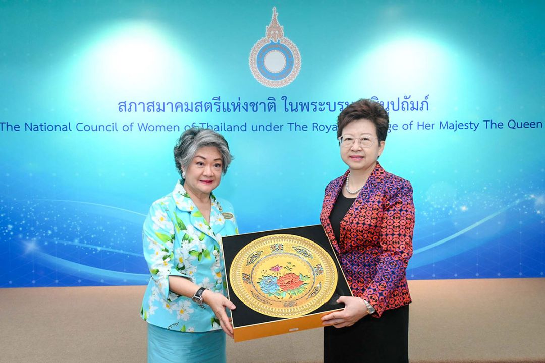 ศ.ดร.หวัง ฮวน มอบของที่ระลึกแก่ สุกัญญา ประจวบเหมาะ ประธานสภาสมาคมสตรีแห่งชาติฯ

