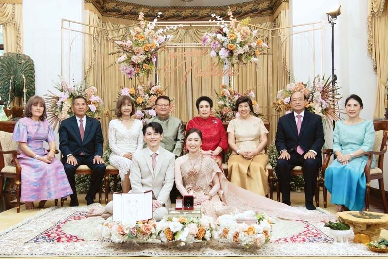 กิ่งทองใบหยก ดร.สพ.ญ.อรอุมา สิงหศิวานนท์ บุตรี รศ.ดร.นพ.ประตาป-รศ.ดร.พญ.วังวโรทัย สิงหศิวานนท์ กับ ณัฐวุฒิ อรรถโกวิท บุตร กิตติชัย-ธาริณี อรรถโกวิท โดยมี
สุมนา อภินรเศรษฐ์-จงกล เกษมศานติ์ เจ้าภาพฝ่ายหญิง กับ ลัดดาวัลย์-ชัยรัตน์ พงศ์พัฒนศักดิ์ เถ้าแก่ฝ่ายเจ้าบ่าว