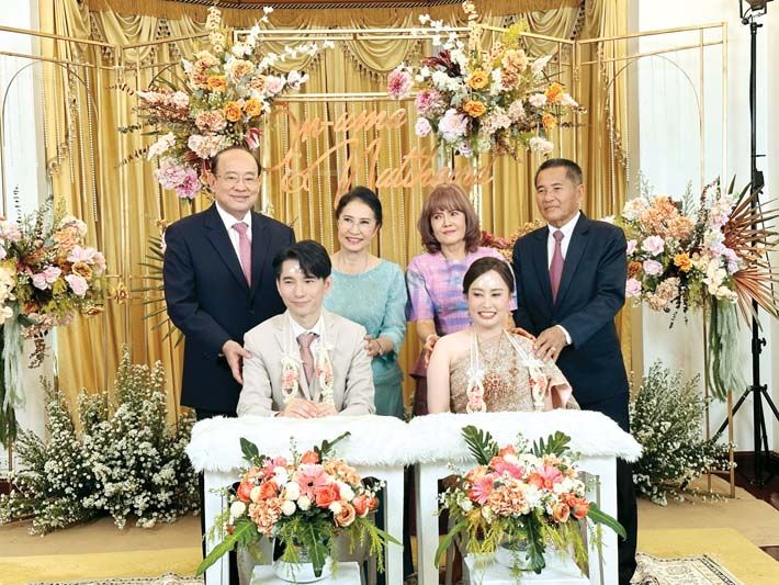 บิดา-มารดาทั้งสองฝ่าย สวมมงคลแฝดให้คู่บ่าว-สาวเพื่อความเป็นสิริมงคลให้เป็นหนึ่งเดียวกัน