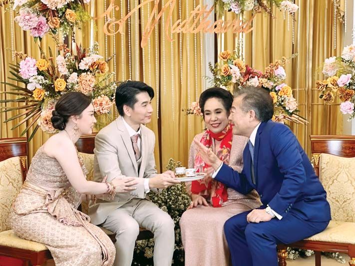พิธียกน้ำชา บ่าว-สาว กับคุณป้าสุมนา-คุณลุง ดร.ประพิณ อภินรเศรษฐ์ 

