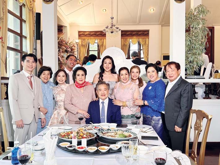บ่าว-สาวกับญาติผู้ใหญ่ที่เคารพรัก สุมนา-ดร.ประพิณ อภินรเศรษฐ์, จงกล-เทพิน เกษมศานติ์, โยธินศร์-
ภานุมาตีฐต์ สมุทรคีรีจ์, ปัทมาวดี สิงหศิวานนท์, ฐิรัตถา-ปราการ เทพหัสดิน ณ อยุธยา 