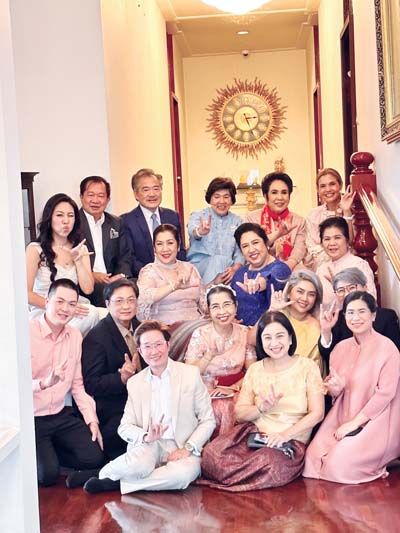 บ้านแห่งความอบอุ่น สุมนา-ดร.ประพิณ อภินรเศรษฐ์, จงกล-เทพิน เกษมศานติ์,
โยธินศร์-ภานุมาตีฐต์ สมุทรคีรีจ์, ปัทมาวดี สิงหศิวานนท์-ฐิรัตถา-ปราการ เทพหัสดิน ณ อยุธยา, ภาณุพงศ์-ปาริชาติ-จักรวาล-กมลวรรณ สิงหศิวานนท์, ชณันภัสร์-รินทร์ลิตา
นันทจิรารัศมิ์, วงสินี เรืองเล็ก, รัศมี นนทะสินธุ์

