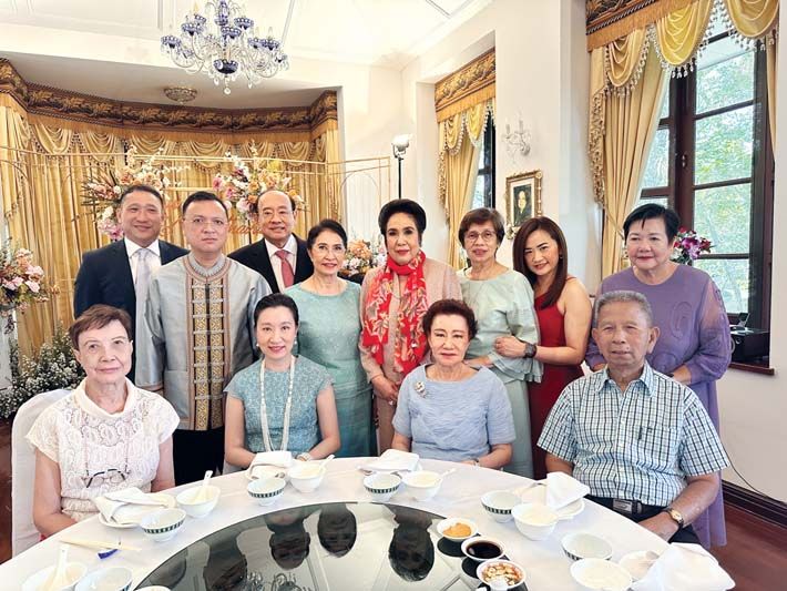 ญาติฝ่ายคุณแม่เจ้าสาว พลโท (หญิง) สลิลลา วีระรัตน์, กนกพรรณ-
ประพินพร เหตระกูล, ประยุทธ-สินสิริ รักประทุม, ภกญ.ปวิตรา
อนันต์วัฒนสุข, พสุธร มิตรภักดี