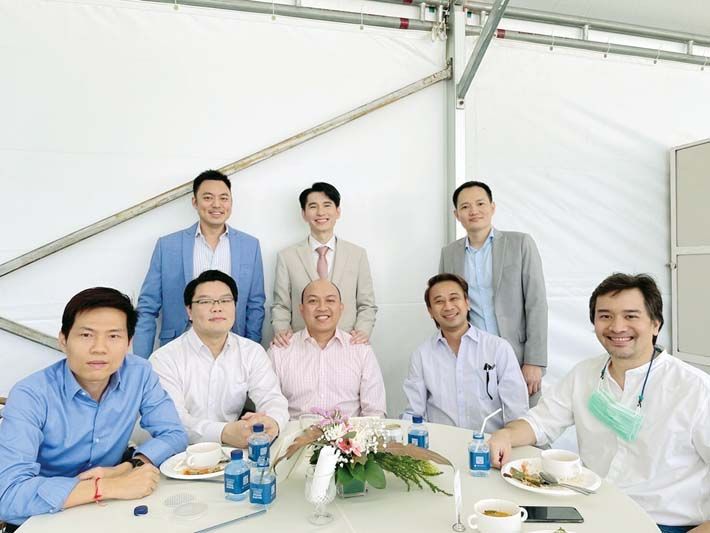 เพื่อนเจ้าบ่าว อาทิ
แทน เทือกสุบรรณ, ชาญวิทย์ ตรังอดิศัยกุล,
แผน โรจนกร