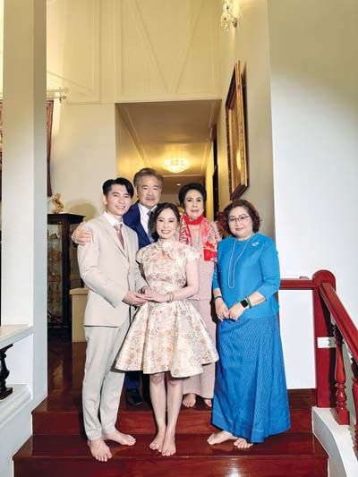 บ่าวสาว และคุณป้า
สุมนา-คุณลุง
ดร.ประพิณ อภินรเศรษฐ์ กับ พัชรา
มาดล