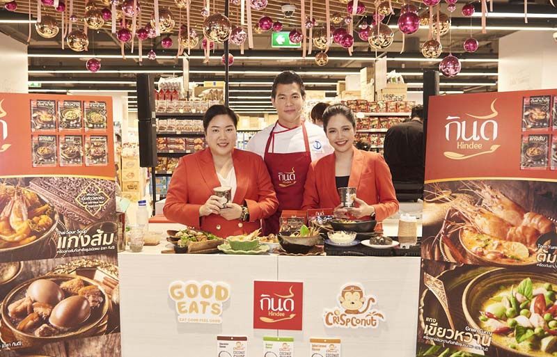 (ซ้าย) ธีรดา หอสัจจกุล รองกรรมการผู้จัดการ, เชฟธีรภัทร
ตียาสุนทรานนท์ และ เพ็ญสิริ ณ นครพนม