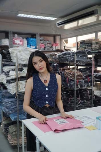 พรพิชชา อัคคไพบูลย์ เจ้าของร้าน Sistersfabric