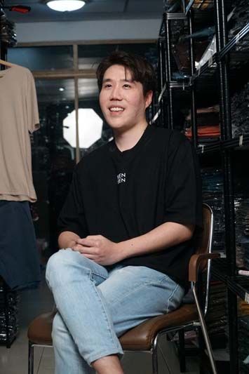วงศกร ลภายินดีกุล และเสื้อผ้าแฟชั่นร้าน YuenPuen