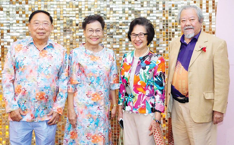 ศ.เกียรติคุณ นพ.พรชัย-รศ.ดร.ภญ.อรพรรณ มาตังคสมบัติ
เพื่อนร่วมงานของ ผศ.วรลักษณ์ สนิทวงศ์ฯ มาร่วมแสดงความยินดี

