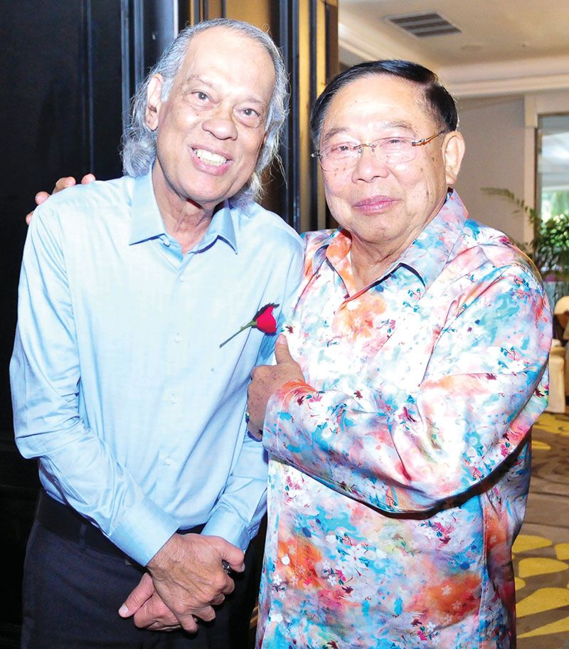 น.อ.มอริส ฟิลลิปส์ อดีตผู้ช่วยทูตทหารสิงคโปร์ ร่วมยินดี