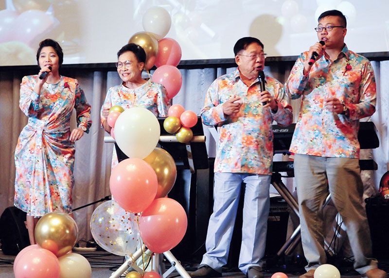 ครอบครัวเจ้าภาพโชว์ลูกคอ สร้างความสนุกสนานให้กับแขกที่มาร่วมงาน
