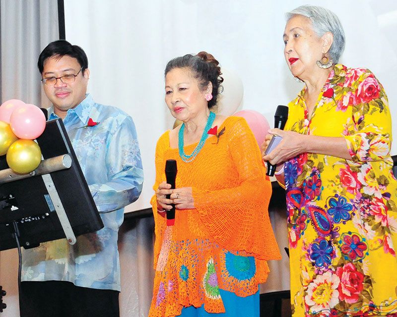 กวิภัฎ วสุวานิช, นีรนุช ปัทมสูต และ
วรวิมล ณ ระนอง ประสานเสียง
“ขวัญโดม” มอบให้เจ้าภาพ

