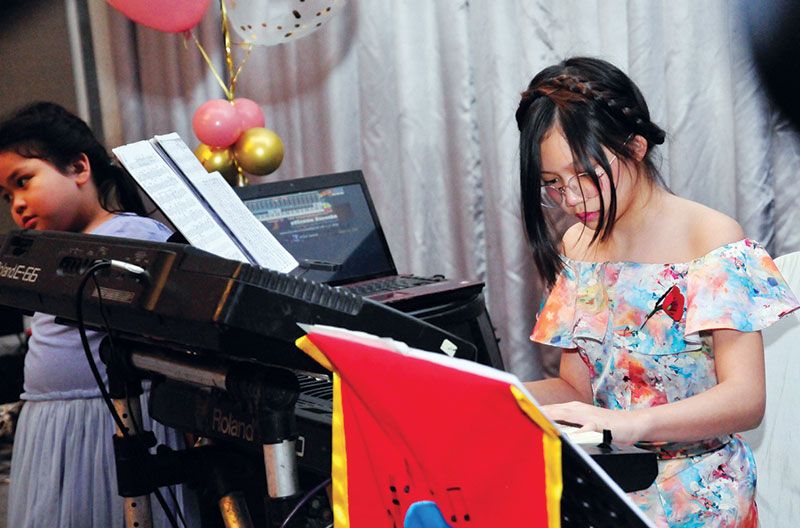 น้องปัญญ์-มณฑ์สิรี แสงชัย หลานสาวคนโต
เดี่ยวเปียโนเป็นของขวัญให้คุณตาคุณยาย

