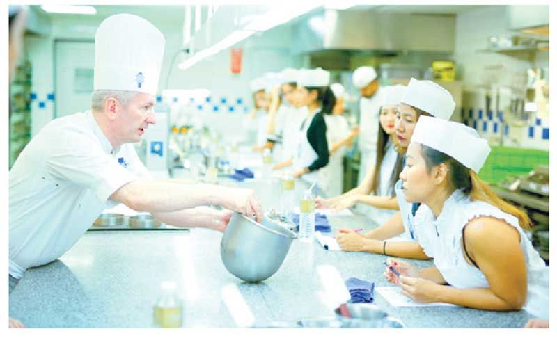 เชฟมาร์ค ชอมปิเร่ กำลังสอนการทำขนมเค้ก