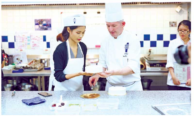 เชฟมาร์ค ชอมปิเร่ กำลังสอนการทำขนมเค้ก