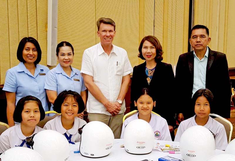 (ซ้าย) สุมาพร กำเนิดกลับ,
เดือนเพ็ญ เพ็งเกษม,
เดวิด มาร์เท่นส์, บุษบา 
โชคสุชาติ และ สมหมาย 
สุกใส ร่วมรณรงค์
ในโครงการฯ