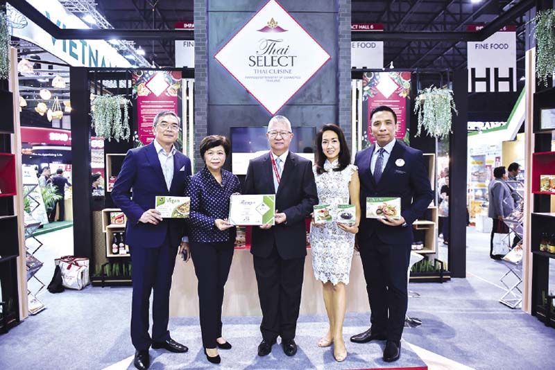 สุพพัต อ่องแสงคุณ รองอธิบดีกรมส่งเสริมการค้าระหว่างประเทศ รักษาการในตำแหน่งที่ปรึกษาการพาณิชย์ มอบตรา Thai SELECT ให้กับ เอส แอนด์ พี ผู้ผลิตอาหารไทยสำเร็จรูป โดยมี ประเวศวุฒิ ไรวา, เกษสุดา ไรวา, มณีสุดาศิลาอ่อน และ จงชนะ จันทมาศ ต้อนรับ