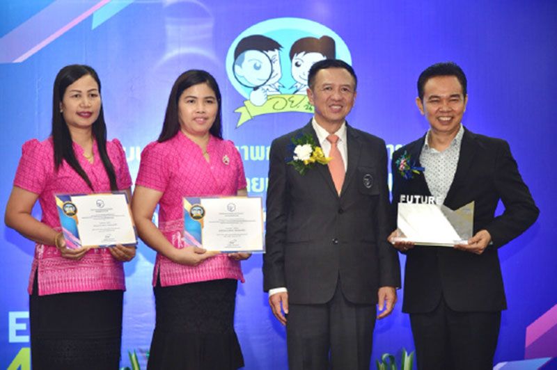 นพ.พูลลาภ ฉันทวิจิตรวงศ์ แสดงความยินดีกับ ผอ.และครู โรงเรียนชุมชนบ้านเสิงสาง จ.นครราชสีมา