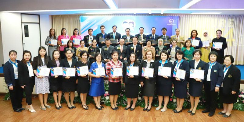 ผู้อำนวยการ และครู ทั้ง 14 โรงเรียน ที่ได้รับโล่รางวัลและใบประกาศเกียรติคุณ