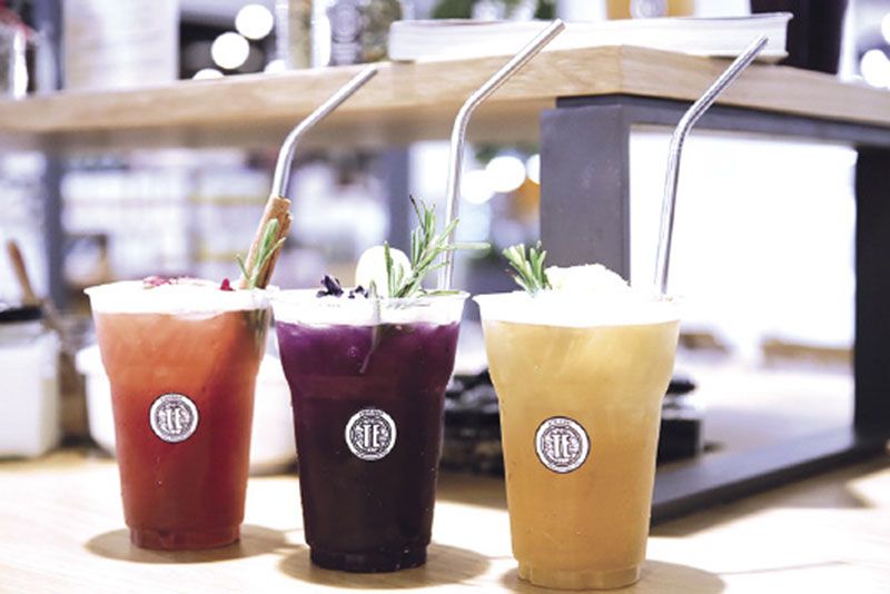 หลอดสเตนเลส กับเครื่องดื่มเก๋ๆ