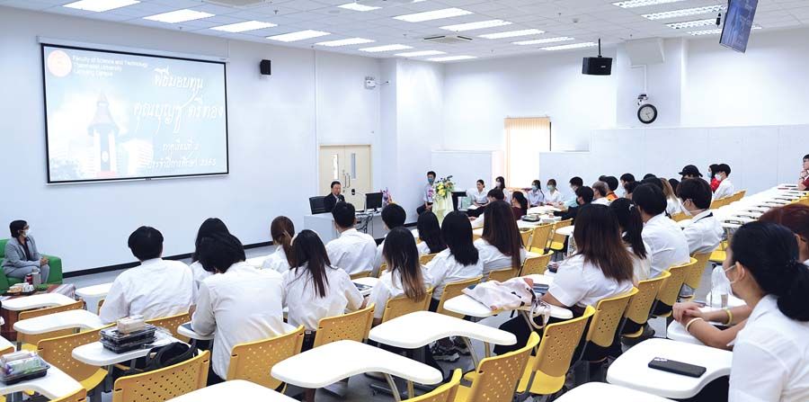 ประธานในพิธี บุญชู ตรีทอง กล่าวให้โอวาทแก่นักศึกษาที่ได้รับทุน