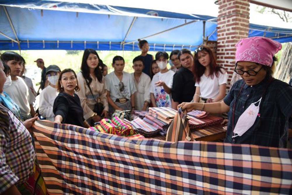 อาจารย์โชว์ความงดงามผ้าบ้านหนองลิง