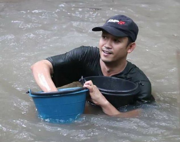 เก็บหินในน้ำมาสร้างฝาย