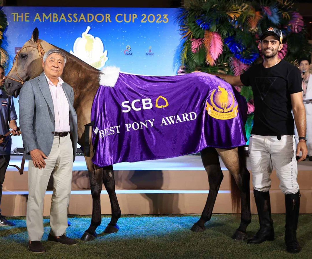 ดร.วิชิต สุรพงษ์ชัย มอบรางวัล Best Pony Award ได้แก่ ม้า Muneca

