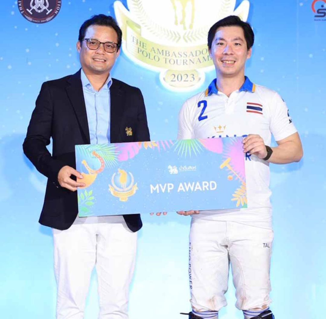 โรจน์ เมืองครุธ มอบรางวัล MVP
Award ให้แก่ อภิเชษฐ์ ศรีวัฒนประภา
จากทีมคิง เพาเวอร์