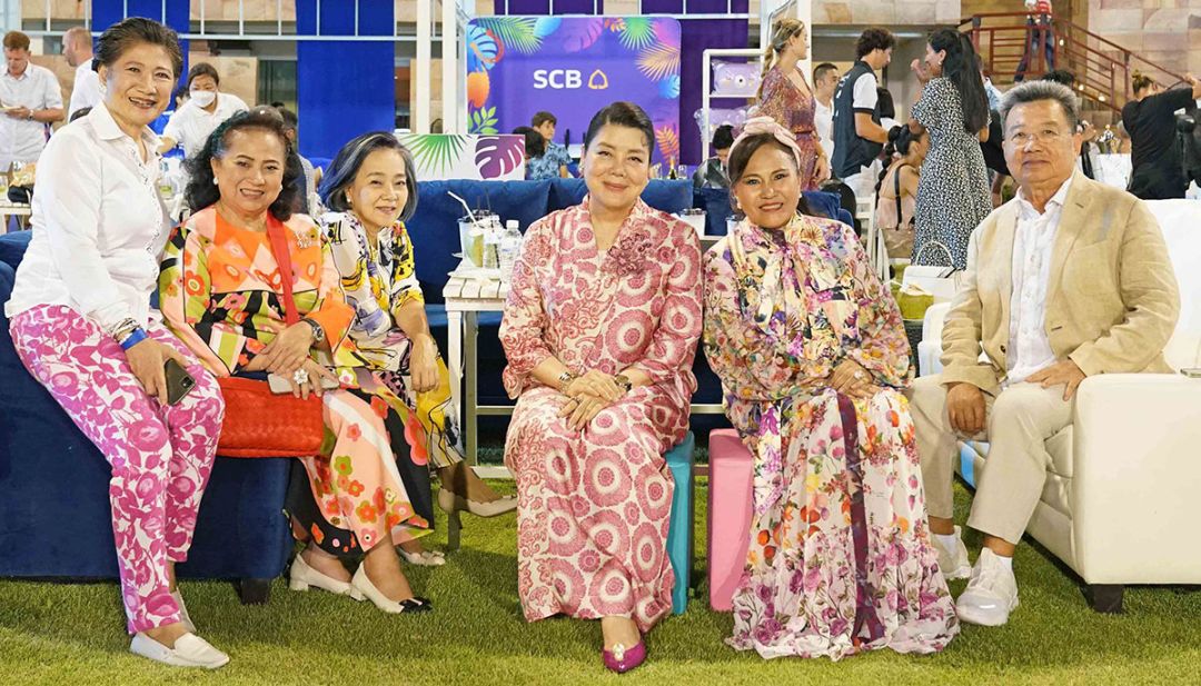 เอมอร ศรีวัฒนประภา พร้อมด้วย นันทวรรณ สิงห์สมบุญ,วาสนา ลีกาญจนากร,ปัญจพร โชติจุฬางกูร,วนาลี ลีกาญจนากร และ สรชัย
โชติจุฬางกูร

