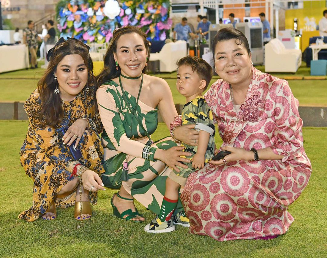 เอมอร ศรีวัฒนประภา กับลูกสาว อรุณรุ่ง-
วรมาศ ศรีวัฒนประภา และหลาน