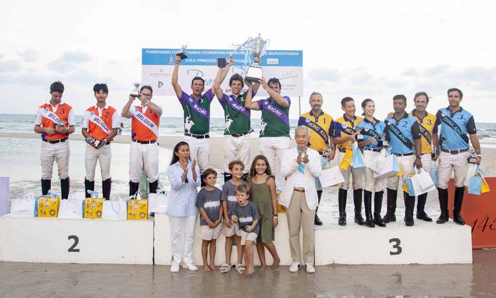 ประธานในงาน สุวัจน์ ลิปตพัลลภ และ นันทินี แทนเนอร์ ร่วมแสดงความยินดีกับนักโปโลจาก 4 ประเทศที่เข้าร่วมการแข่งขัน ได้แก่ มาเก๊า, เบลเยียม, ฮ่องกง และไทย

