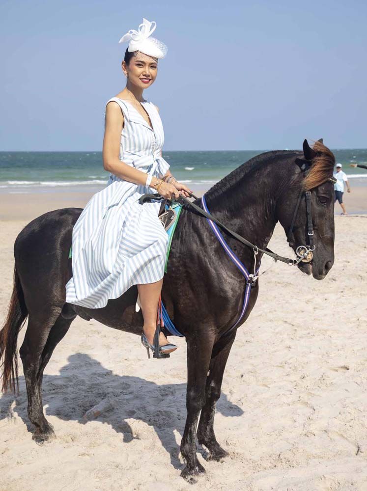 นางแบบกิตติมศักดิ์ ร่วมแสดงแฟชั่นโชว์บนหลังม้า