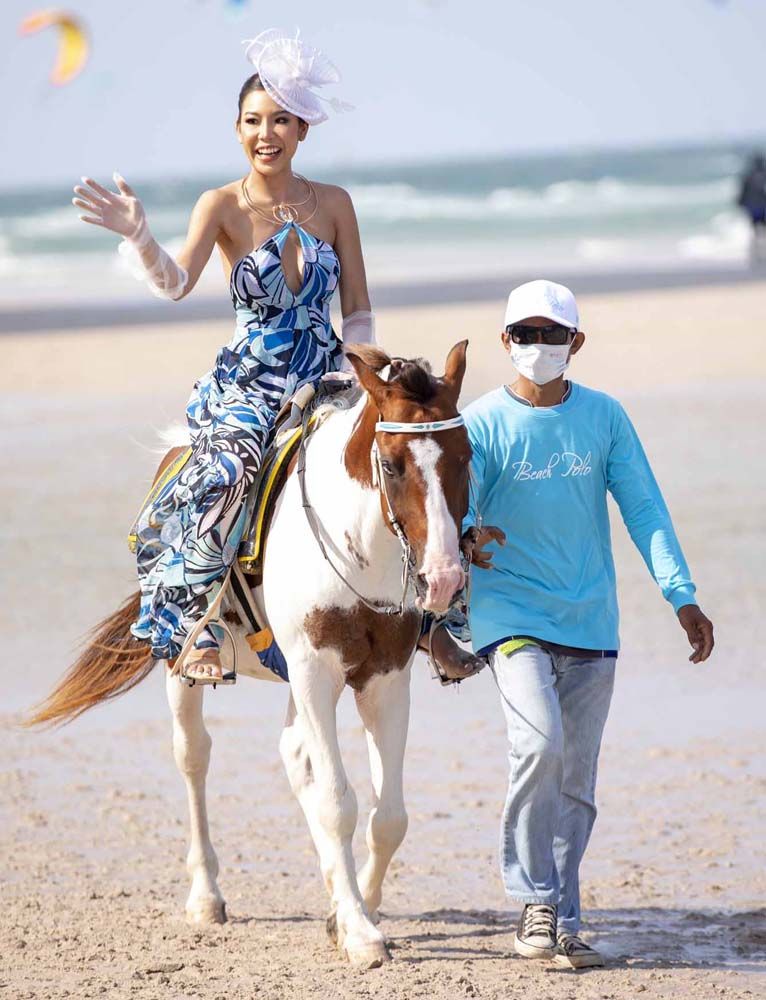 นางแบบกิตติมศักดิ์ ร่วมแสดงแฟชั่นโชว์บนหลังม้า