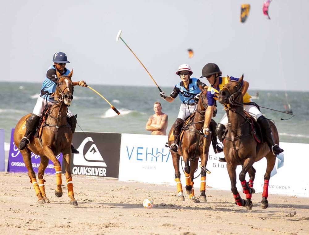 การแข่งขันขี่ม้าโปโลการกุศลบนชายหาดที่ยิ่งใหญ่

