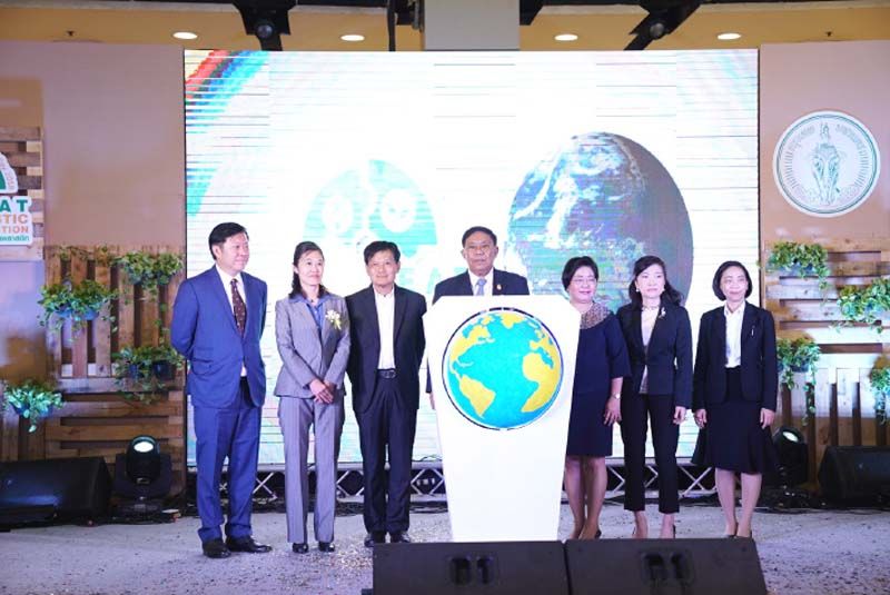 ผู้ว่าฯ กทม.พล.ต.อ.อัศวิน ขวัญเมือง, จักกพันธุ์ ผิวงาม, สุวรรณา จุ่งรุ่งเรือง, 
พิชัย จิราธิวัฒน์, คะคุโกะ นากาตานิ-โยชิดะ และภาคีเครือข่าย ร่วมกันเปิดงาน “สัปดาห์สิ่งแวดล้อมโลก 2018”