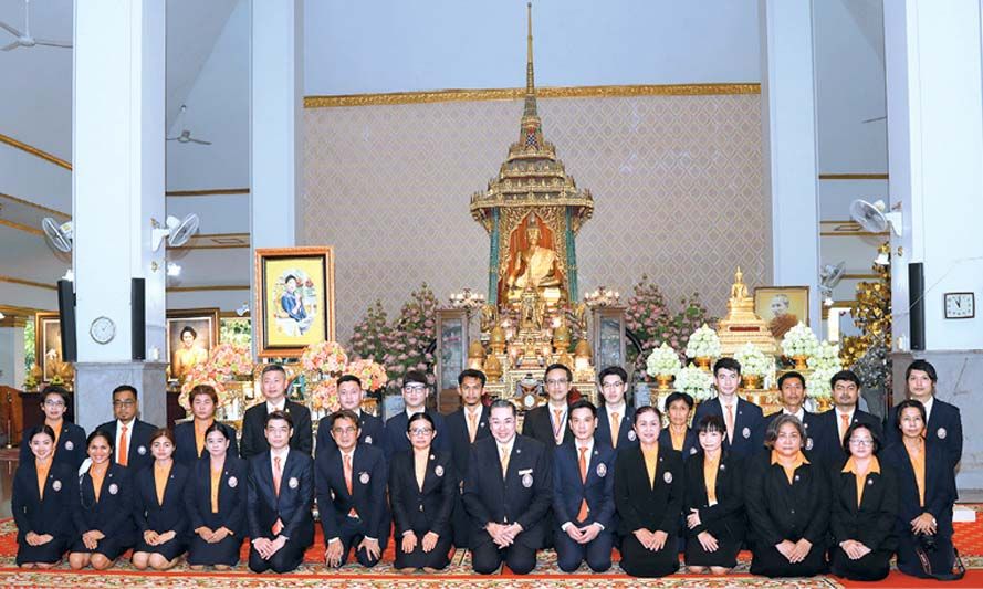 ศ.พิเศษ ดร.สุรเกียรติ์ เสถียรไทย และเจ้าหน้าที่มูลนิธิฯ
