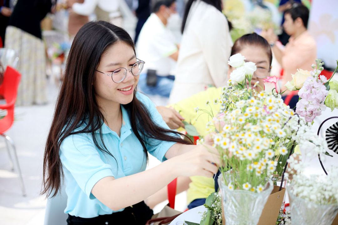 น้องฝ้าย-สุวพิชญ์ ร่วมกิจกรรมจัดดอกไม้

