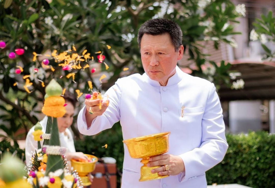 พลเอกเทพพงศ์ ทิพยจันทร์ ประธานในพิธี อธิษฐานจิตและโปรยข้าวตอกดอกไม้

