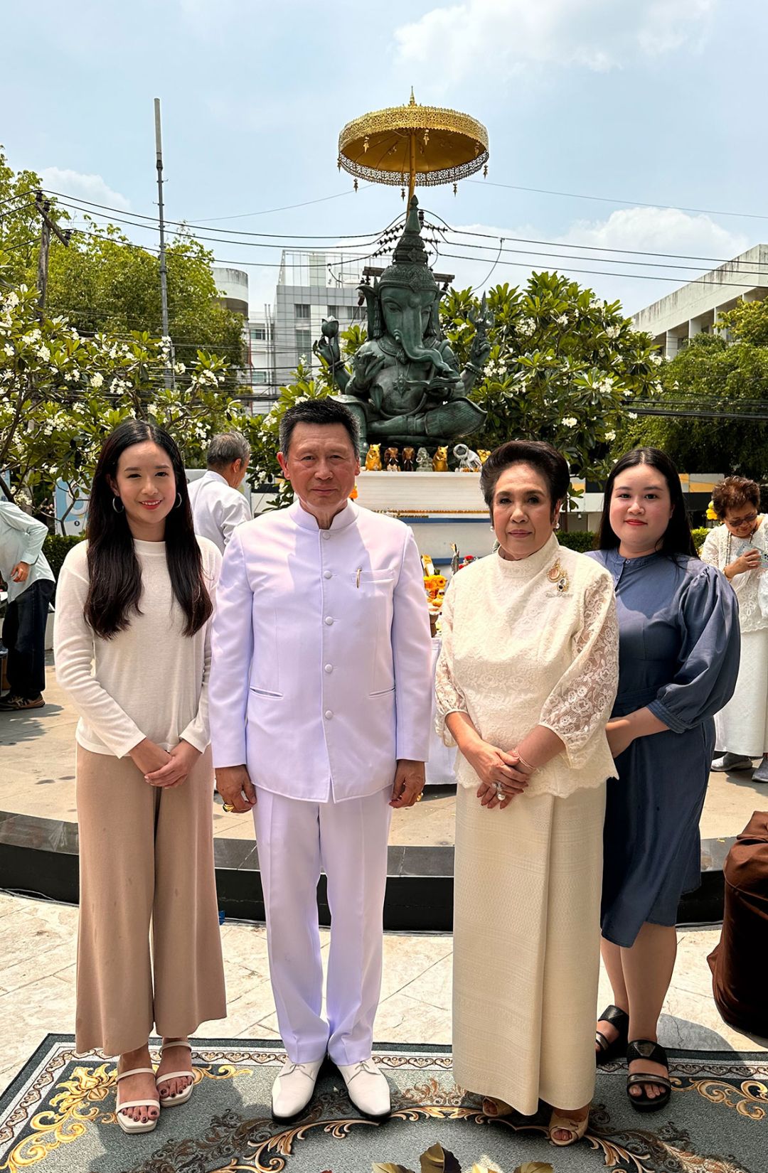 สุมนา อภินรเศรษฐ์ รองประธานวัดป่าสิริวัฒนวิสุทธิ์
ในพระองค์ฯ, พลเอกเทพพงศ์ ทิพยจันทร์ กับบุตรสาว
ณัฐรวี-สุทธินันท์ ทิพยจันทร์

