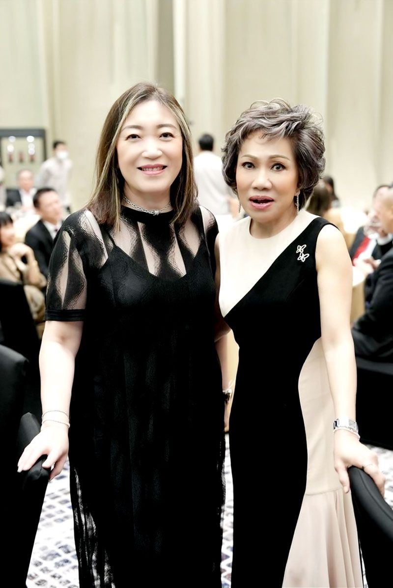 วรลักษณ์ ตุลาภรณ์ และ วรรณีลีลาเวชบุตร