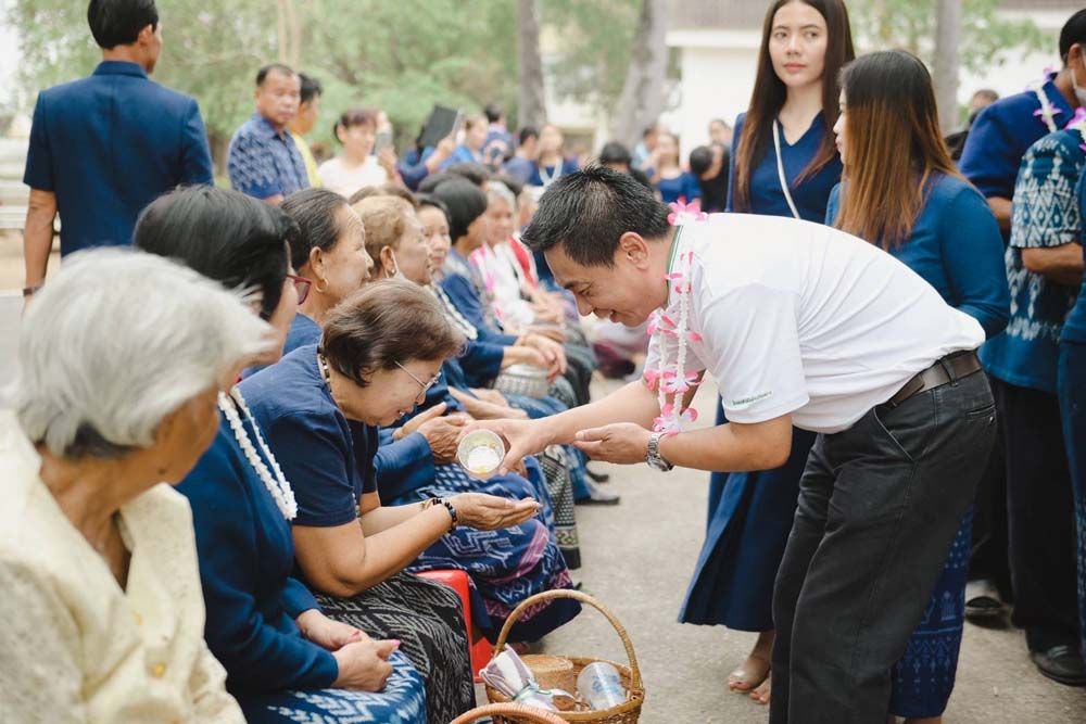 รดน้ำดำหัว ขอขมา