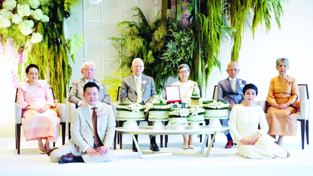 ประธานในพิธีหมั้น ดร.วรพัฒน์-เฉลิมพร อรรถยุกติ คุณลุงคุณป้าเจ้าบ่าว พร้อมคุณพ่อคุณแม่ฝ่ายชาย เฉลิมพงษ์-อัจฉรา เชี่ยวสกุล, คุณพ่อคุณแม่ฝ่ายหญิง ม.ล.สีหชาติ ศุขสวัสดิ-ศุภมาศ ศุขสวัสดิ ณ อยุธยา และคู่บ่าวสาว เจตน์ เชี่ยวสกุล-
จารุวัฒน์ ศุขสวัสดิ ณ อยุธยา