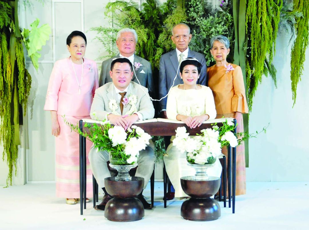 คู่บ่าวสาวกับคุณพ่อคุณแม่ทั้งสองฝ่าย เฉลิมพงษ์-อัจฉรา เชี่ยวสกุล และ ม.ล.สีหชาติ
ศุขสวัสดิ-ศุภมาศ ศุขสวัสดิ ณ อยุธยา
