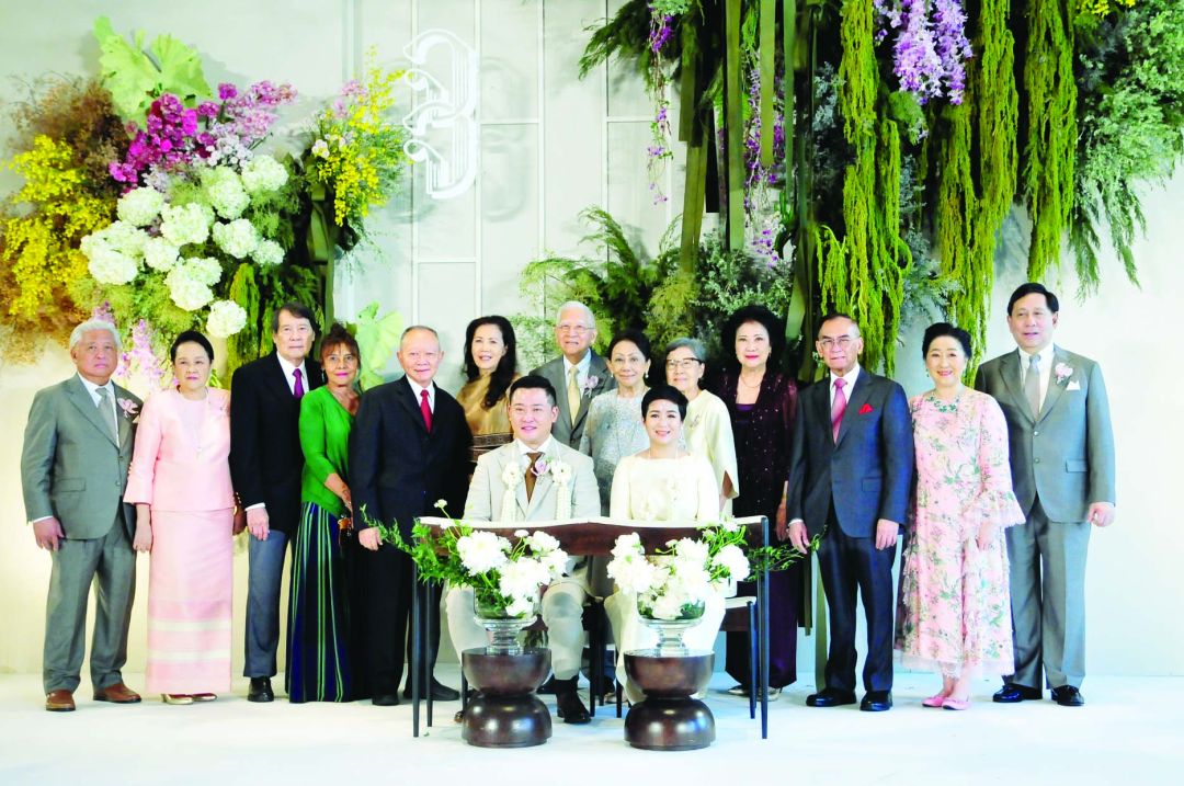 คุณลุงคุณป้าเจ้าบ่าว ดร.วรพัฒน์-เฉลิมพร อรรถยุกติ พร้อมด้วยญาติๆ วีระพล-ดวงใจ อดิเรกสาร,พศ อดิเรกสาร,
เพ็ญนิภา ทัพพะรังสี, ผ่องลักษณ์ ประศาสน์วินิจฉัย,ชื่นจิต ทัพพะรังสี,ปองพล อดิเรกสาร, ผาณิต พูนศิริวงศ์ และ เฉลิมชาติ เชี่ยวสกุล