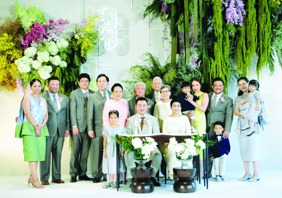 ประธานในงาน ดร.วรพัฒน์-เฉลิมพร อรรถยุกติ พร้อมด้วย เฉลิมชาติ-พิมพร เชี่ยวสกุล,
พิชญ์พัฒน์ กิจเกิดแสง ถ่ายภาพเป็นที่ระลึกกับครอบครัวเจ้าบ่าว นำโดยคุณพ่อคุณแม่ เฉลิมพงษ์-อัจฉรา
เชี่ยวสกุล และบุตรชายทั้ง 3 จอม-ธรัญญา เชี่ยวสกุล, จิต-องภอิณ เชี่ยวสกุล, คู่บ่าวสาว
เจตน์ เชี่ยวสกุล-จารุวัฒน์ ศุขสวัสดิ ณ อยุธยา และหลานๆ